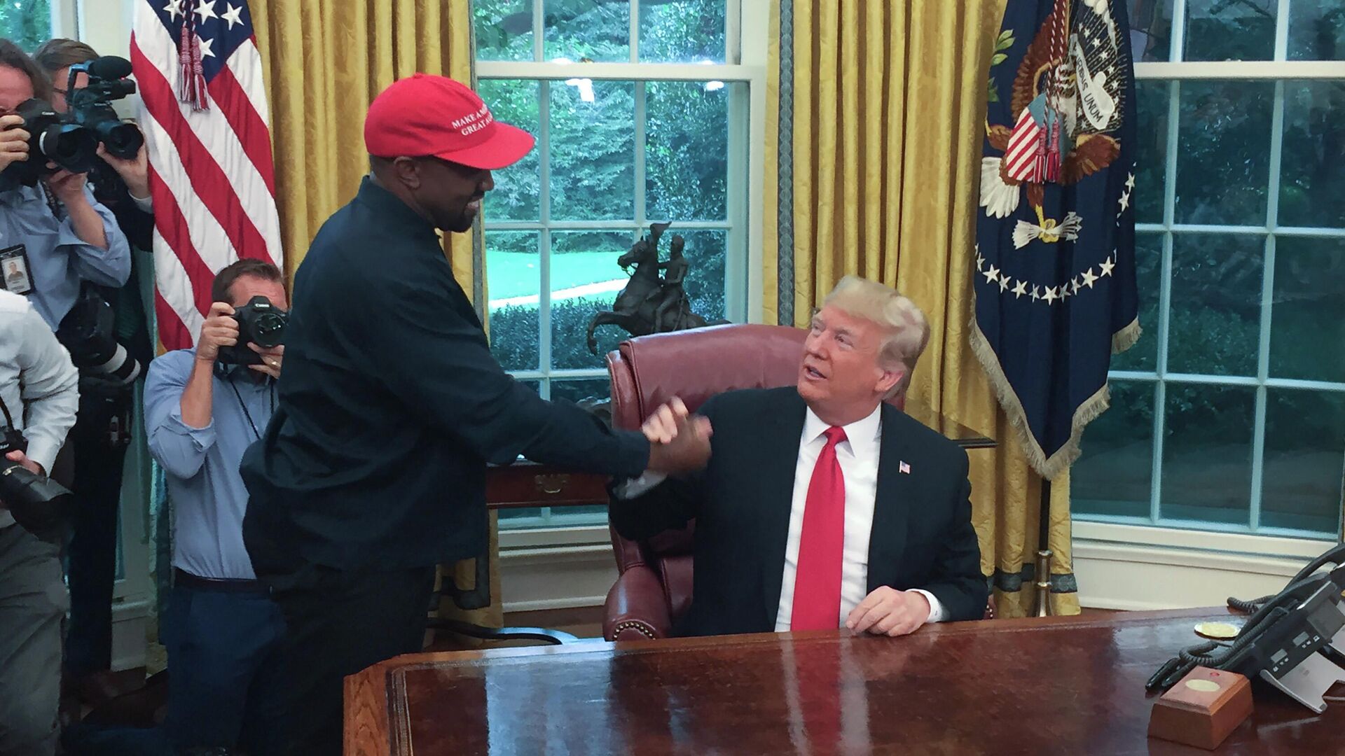 Президент США Дональд Трамп и рэпер Канье Уэст в Овальном кабинете Белого дома в Вашингтоне. 11 октября 2018 года - ИноСМИ, 1920, 03.12.2022