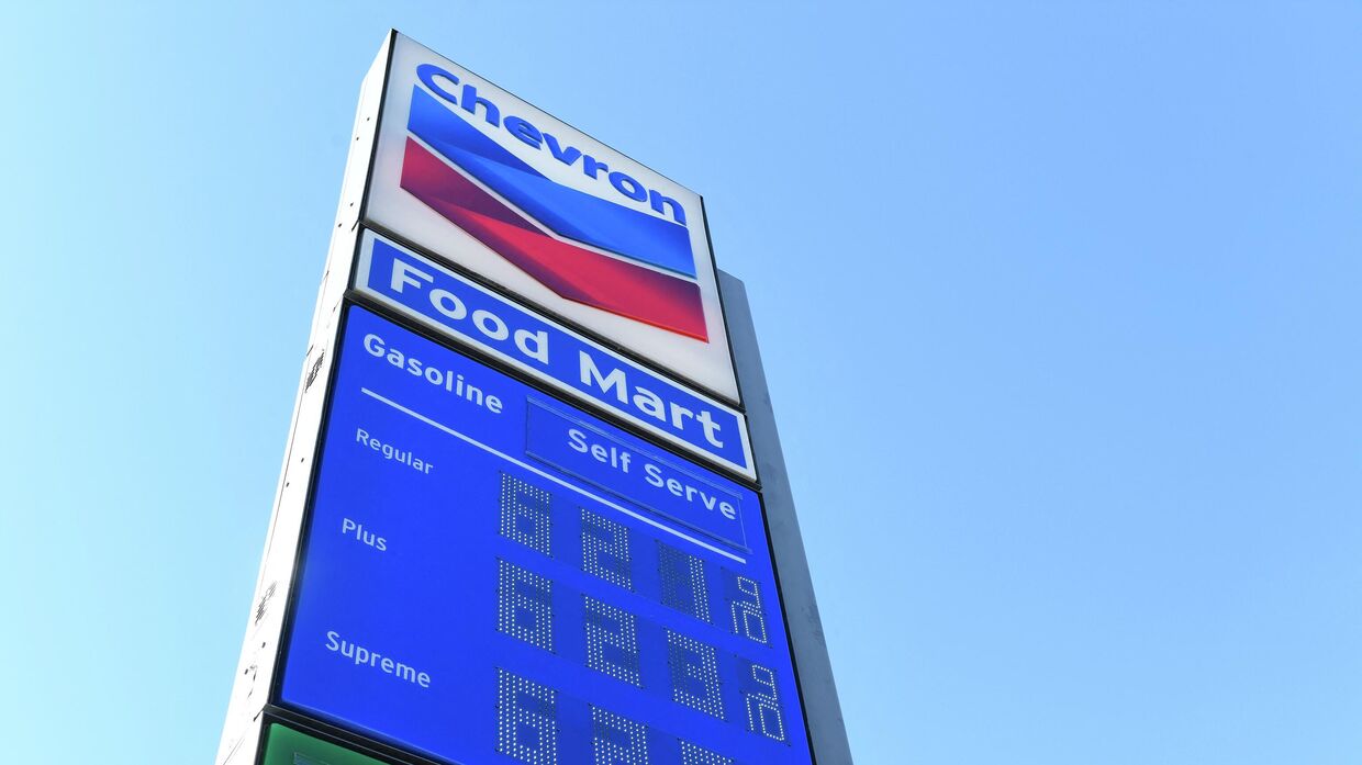 Цены на бензин на заправочной станции Chevron в Лос-Анджелесе
