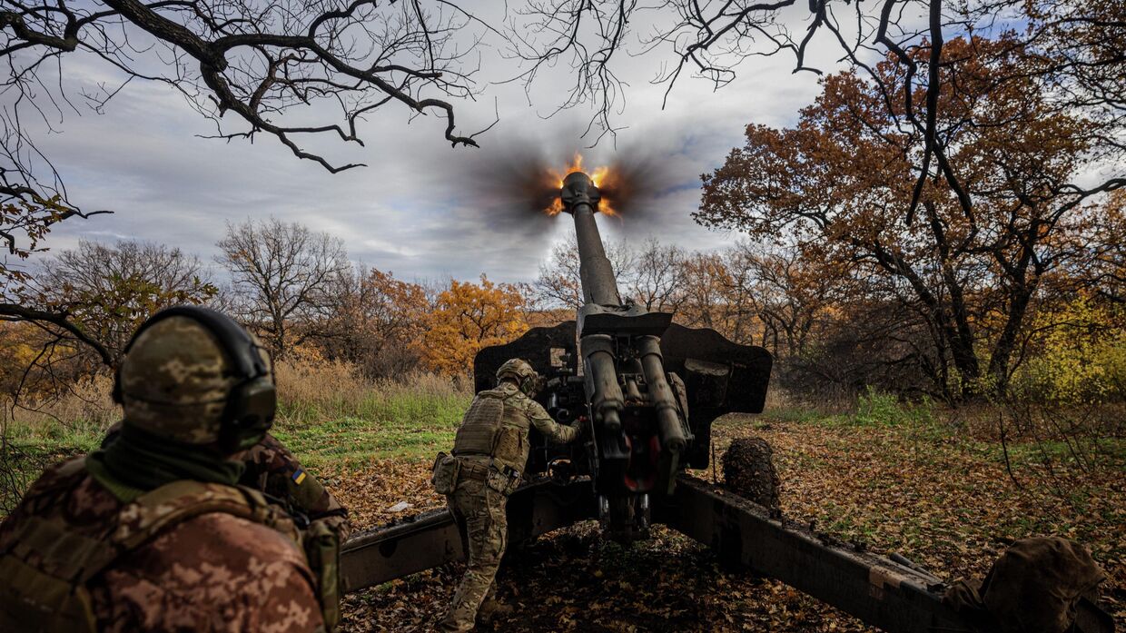 Украинские военные ведут огонь из 152-мм гаубицы на линии фронта
