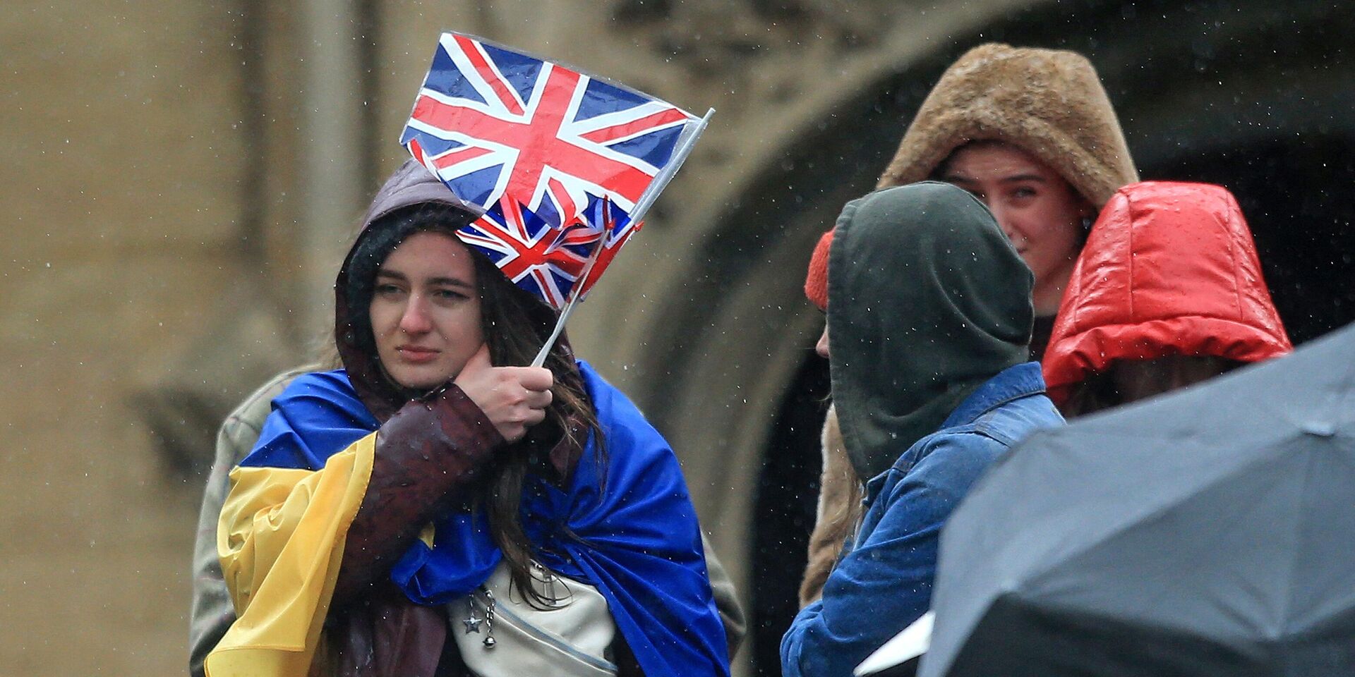 Люди с флагами Великобритании и Украины в Йорке, Великобритания - ИноСМИ, 1920, 07.12.2022