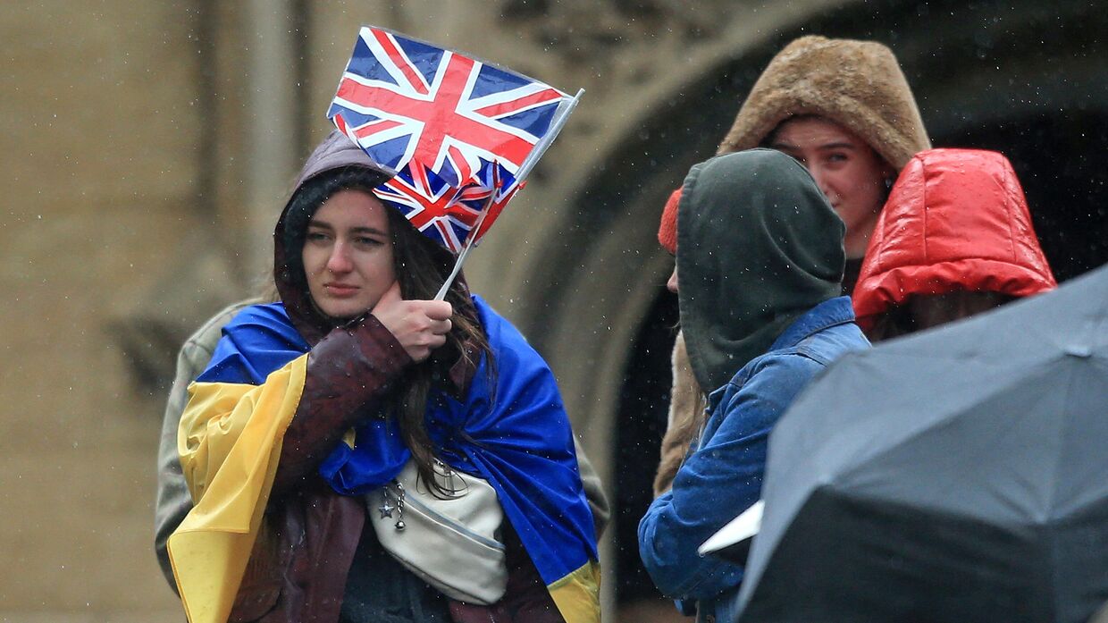 Люди с флагами Великобритании и Украины в Йорке, Великобритания