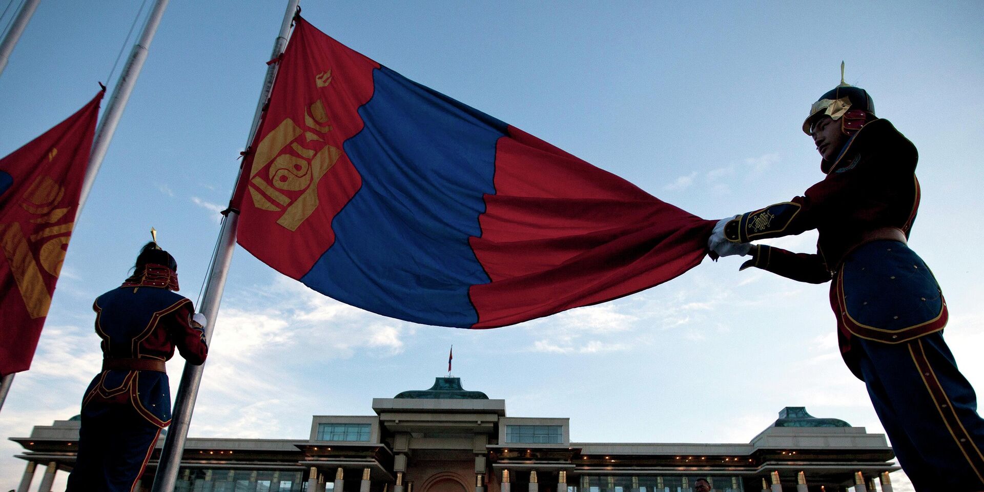 Флаг Монголии перед зданием парламента на площади Сухэ-Батора в Улан-Баторе - ИноСМИ, 1920, 06.12.2022