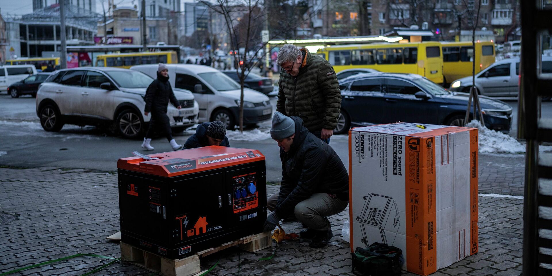 Украинцы устанавливают электрогенератор на одной из улиц Киева. 1 декабря 2022 года - ИноСМИ, 1920, 18.01.2023