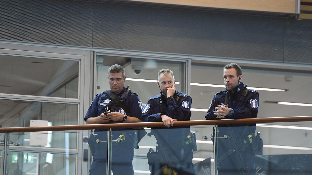 Сотрудники полиции в аэропорту Хельсинки, Финляндия