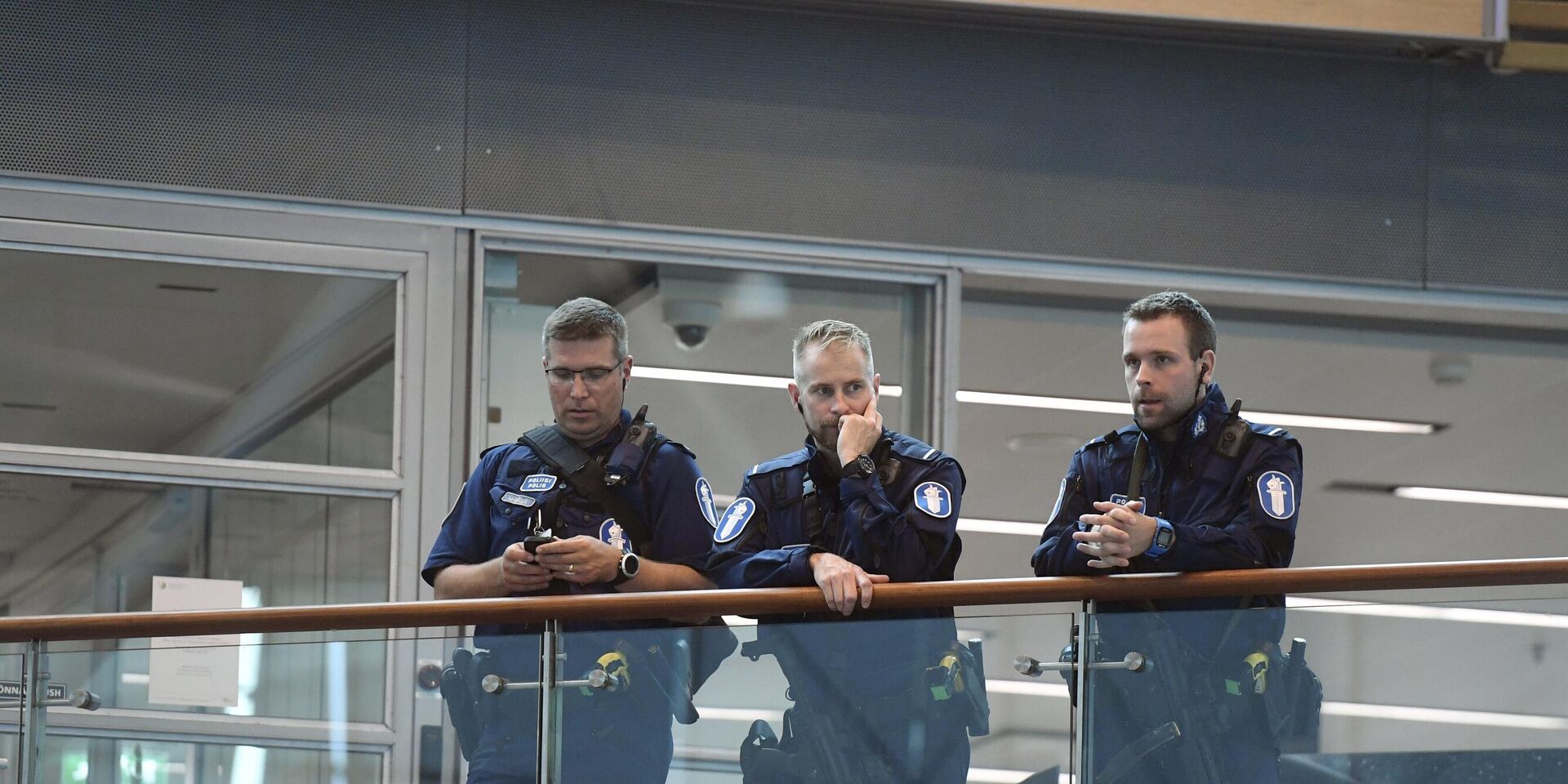 Сотрудники полиции в аэропорту Хельсинки, Финляндия - ИноСМИ, 1920, 07.12.2022