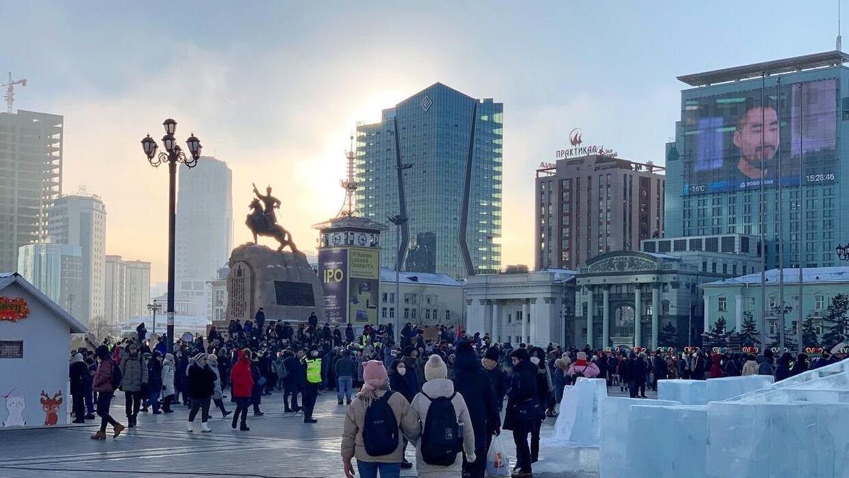 Протестующие на площади Сухэ-Батора в Улан-Баторе, Монголия