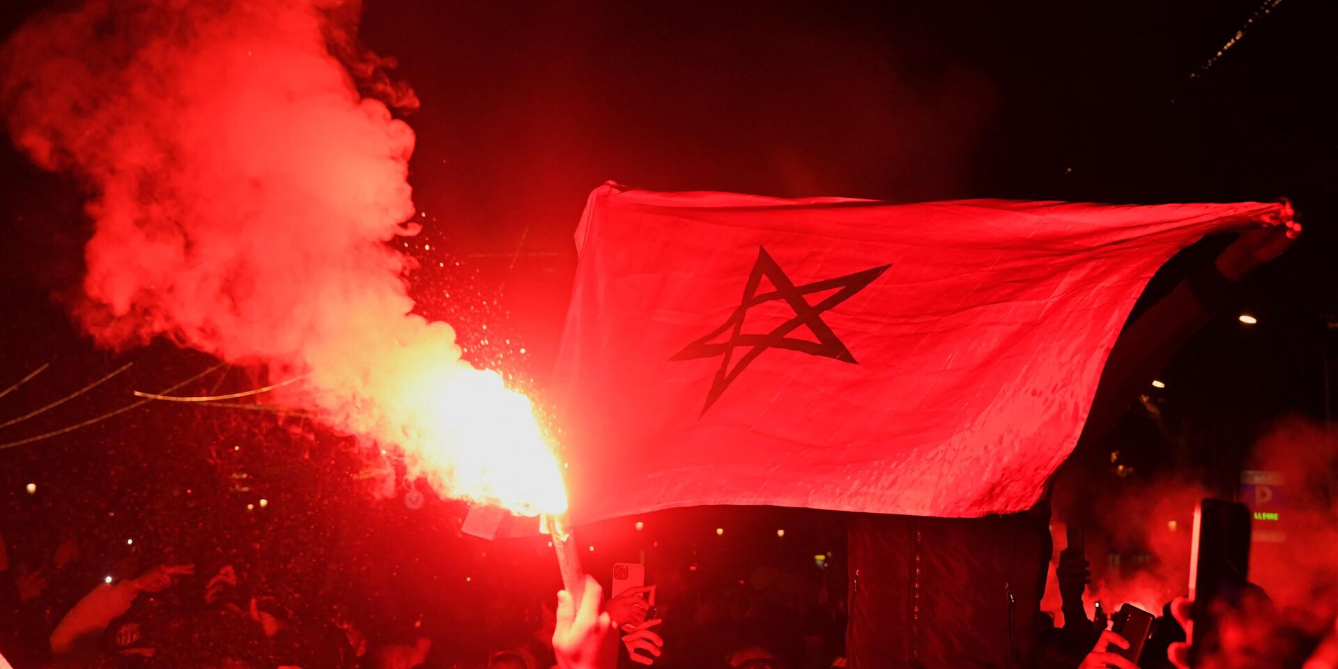 Марокканские болельщики празднуют победу своей команды в Барселоне. 6 декабря 2022 года. - ИноСМИ, 1920, 08.12.2022