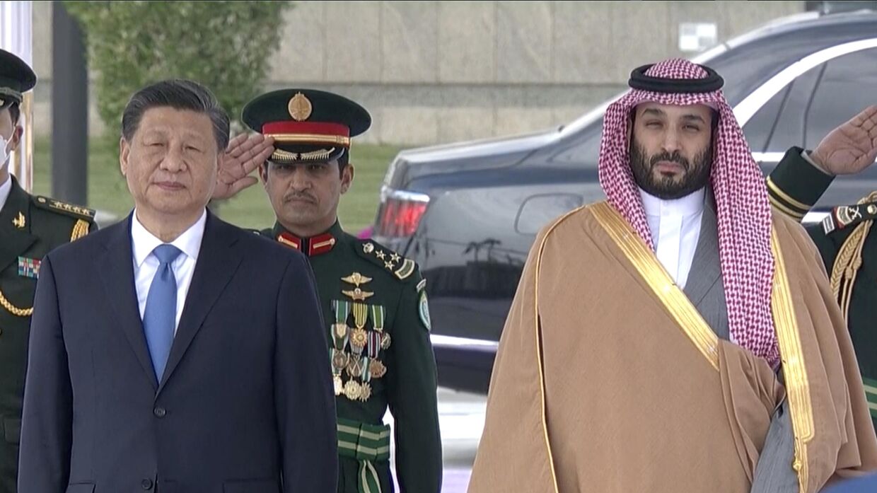 Председатель КНР Си Цзиньпин и наследный принц Саудовской Аравии Мухаммед бен Салман в Эр-Рияде. 8 декабря 2022 года