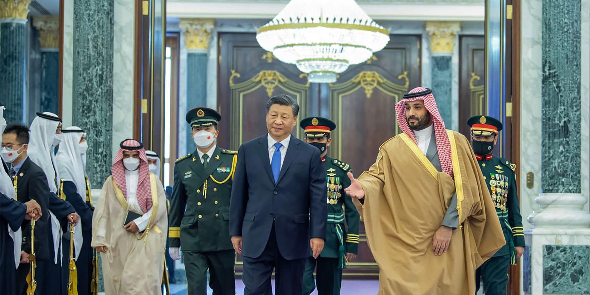 Председатель КНР Си Цзиньпин и наследный принц Саудовской Аравии Мухаммед бен Салман во время встречи в Эр-Рияде. 8 декабря 2022 года - ИноСМИ, 1920, 09.12.2022