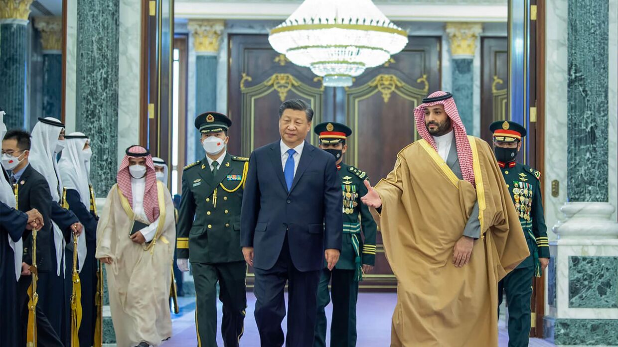 Председатель КНР Си Цзиньпин и наследный принц Саудовской Аравии Мухаммед бен Салман во время встречи в Эр-Рияде. 8 декабря 2022 года