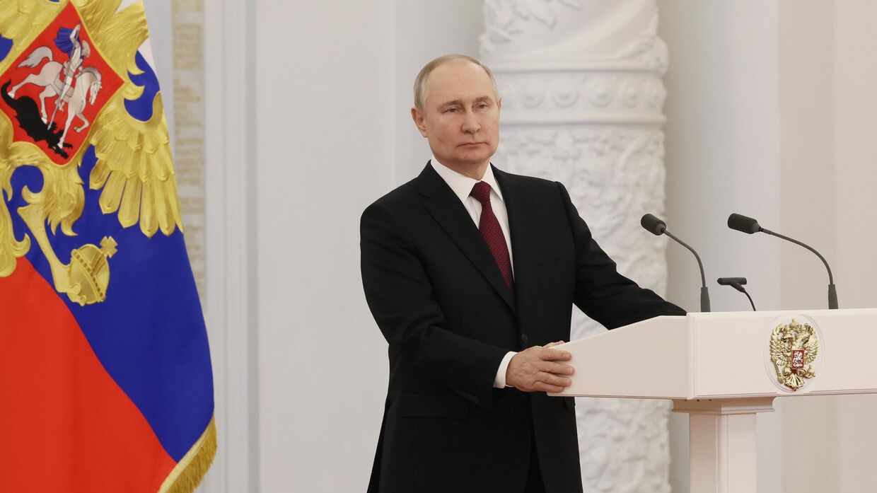 Президент РФ В. Путин вручил Героям России медали Золотая Звезда