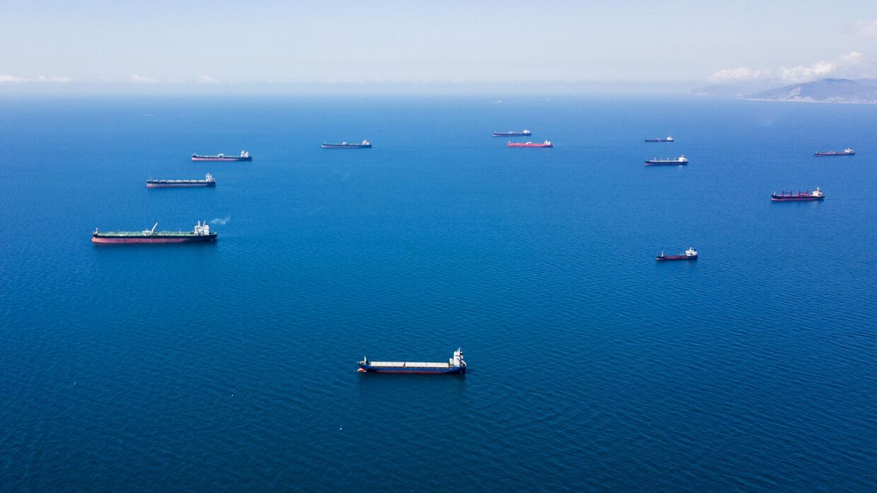 Нефтяные танкеры на рейде  в Цемесской бухте