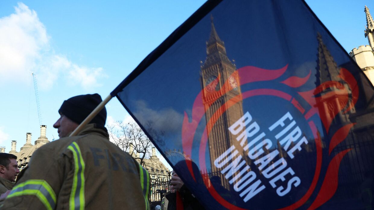 Митинг пожарных у здания парламента в Лондоне, Великобритания. 6 декабря 2022 года
