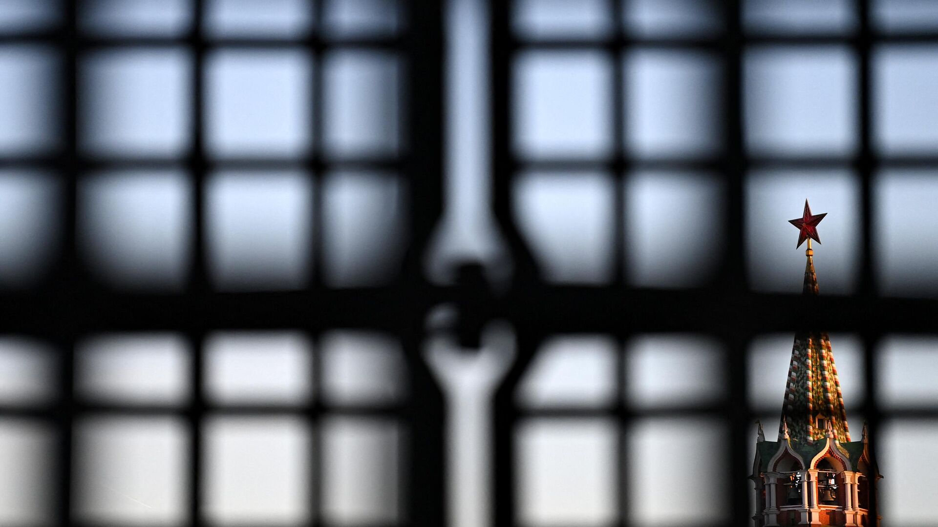 Вид на Спасскую башню Кремля через решетки Никольских ворот - ИноСМИ, 1920, 12.12.2022