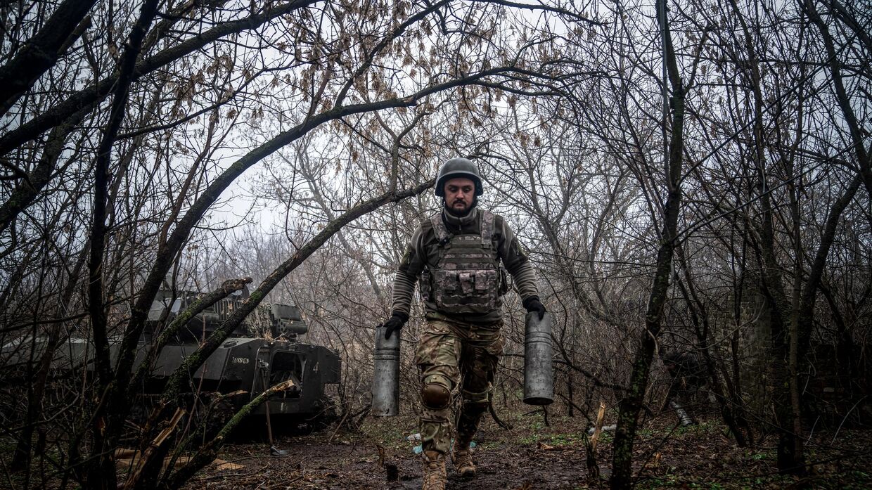 Украинский артиллерист на позициях в окрестностях Бахмута. 10 декабря 2022 года