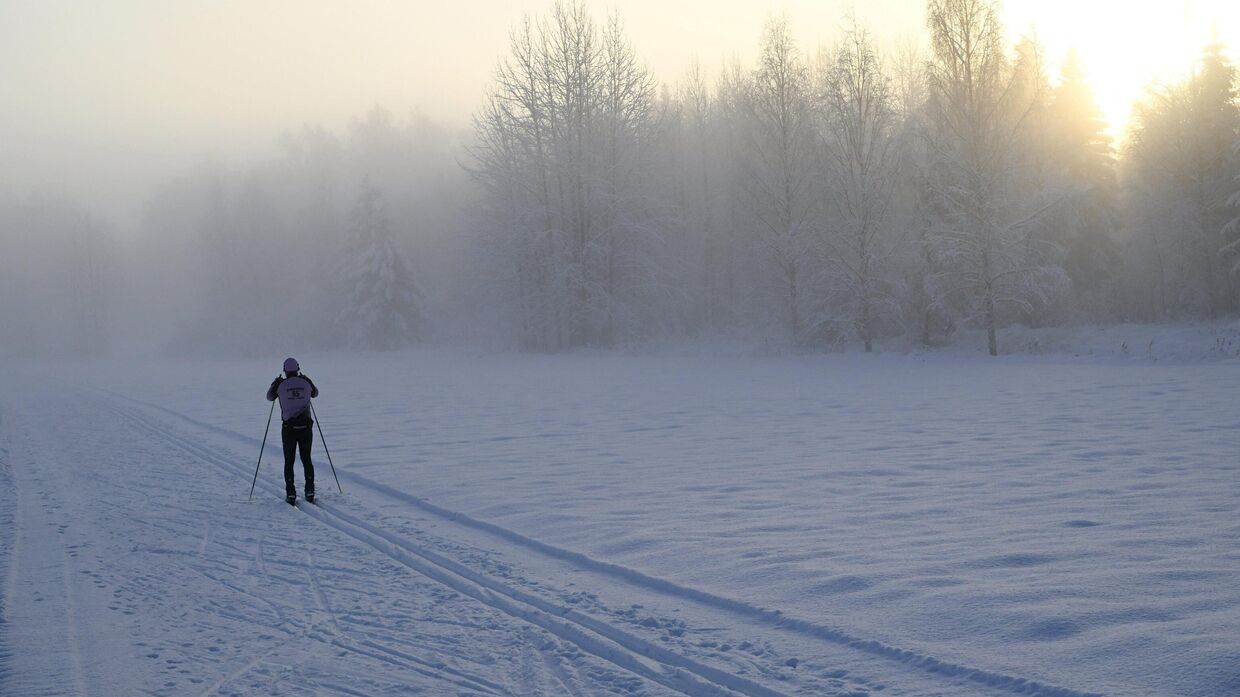 Лыжник на лыжной трассе в Вантаа, Финляндия