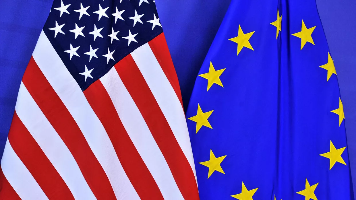 Флаги США и ЕС