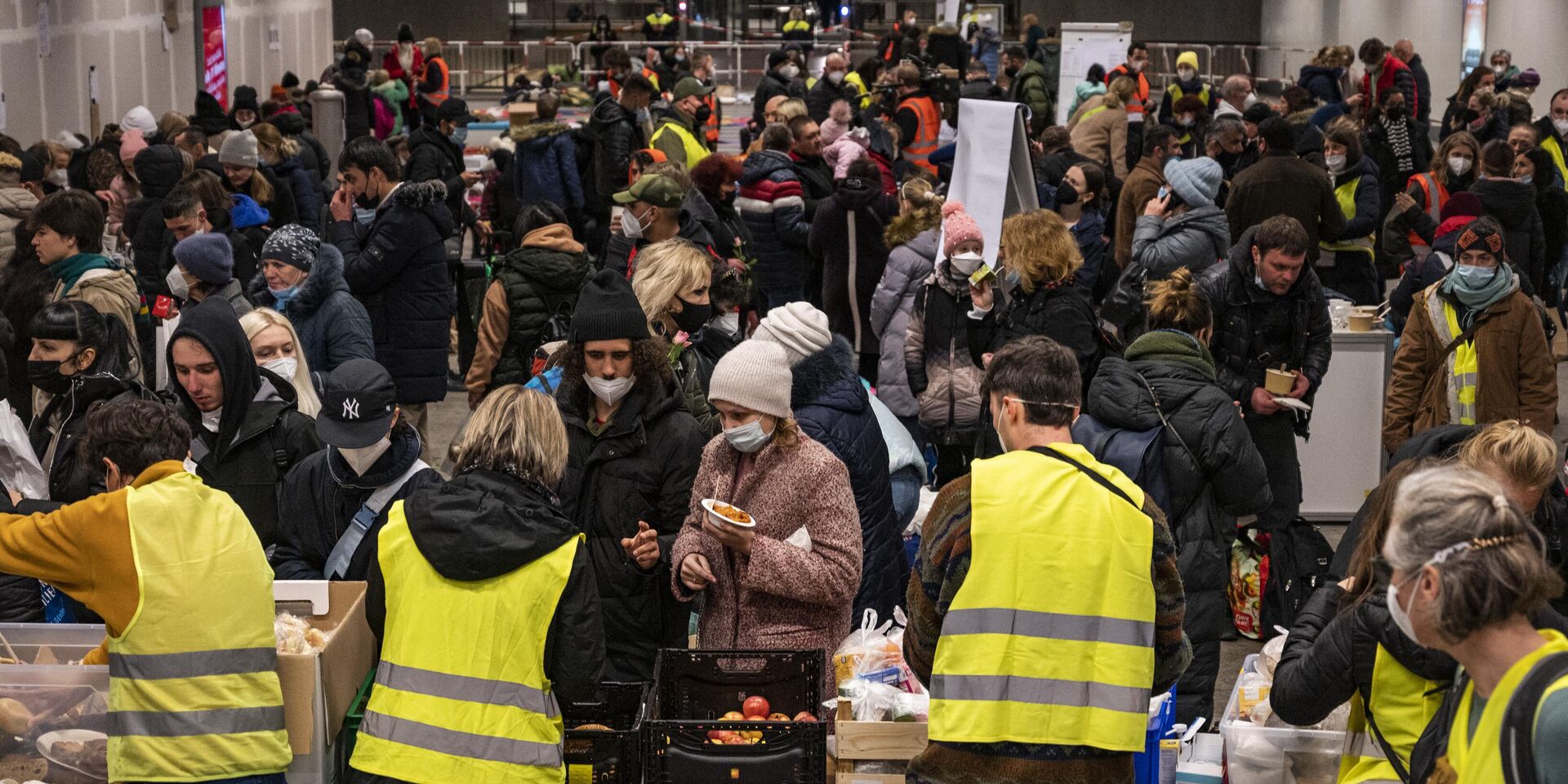 Волонтеры раздают еду украинским беженцам на центральном железнодорожном вокзале Берлина. Архивная фотография - ИноСМИ, 1920, 13.12.2022