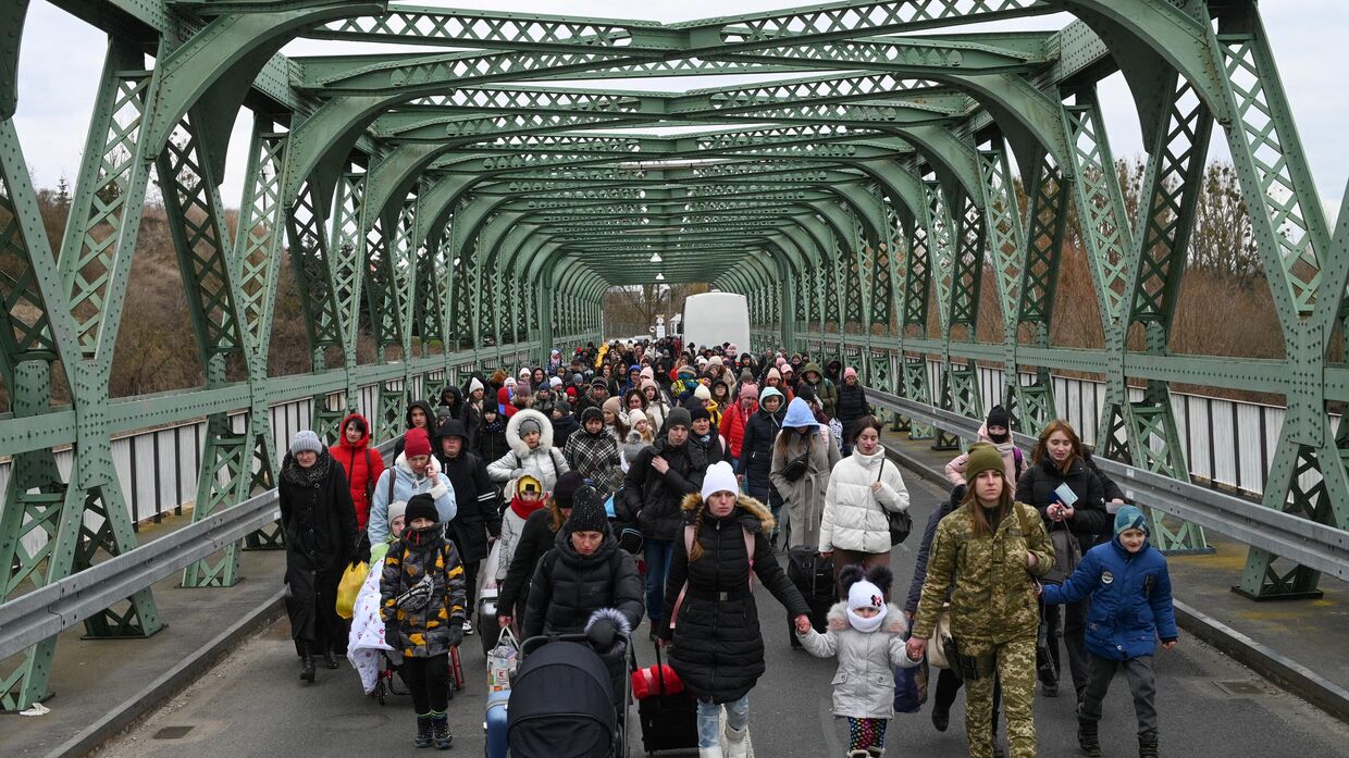Украинские беженцы на границе с Польшей на пограничном переходе Зосин-Устилуг. Архивная фотография
