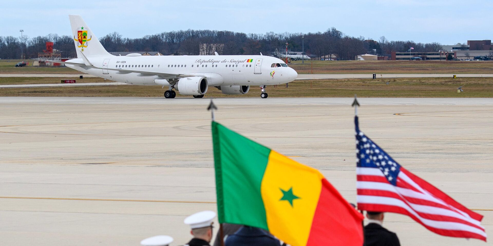 Самолет с президентом Сенегала Маки Саллом прибывает на военно-воздушную базу Эндрюс для участия в саммите лидеров США и Африки. 12 декабря 2022 года - ИноСМИ, 1920, 13.12.2022