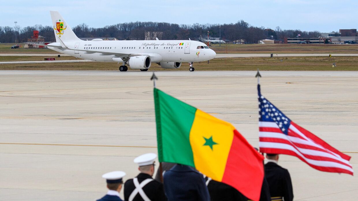 Самолет с президентом Сенегала Маки Саллом прибывает на военно-воздушную базу Эндрюс для участия в саммите лидеров США и Африки. 12 декабря 2022 года