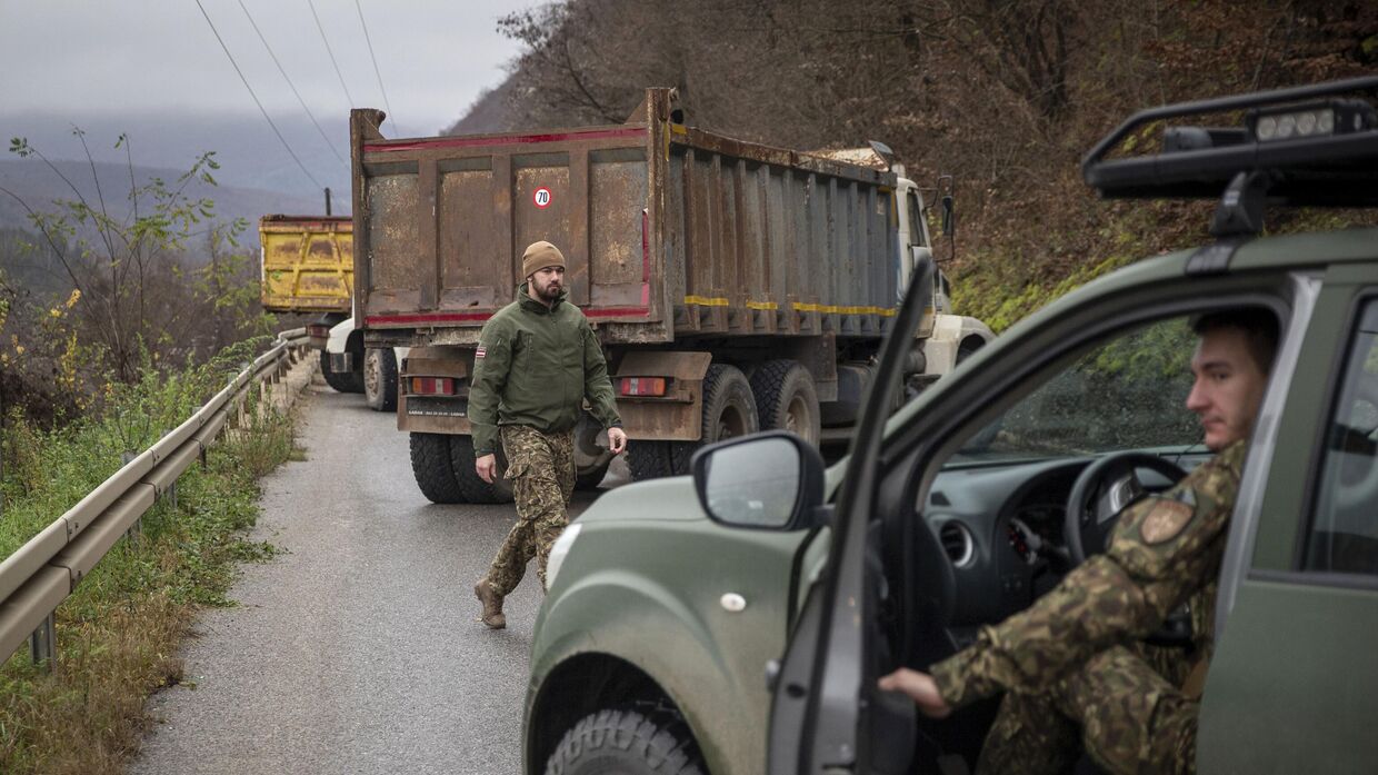 Латвийские солдаты, входящие в состав миссии НАТО, возле деревни Угларе на севере Косово. 12 декабря 2022 года