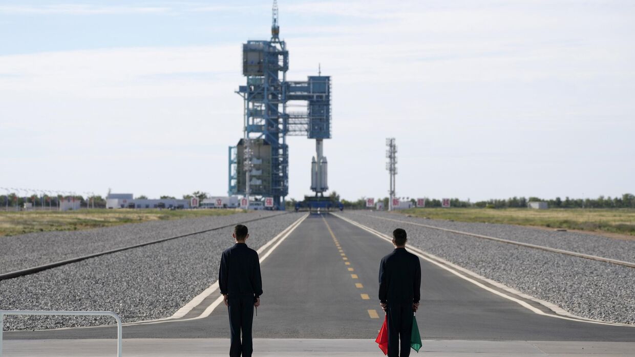 Подготовка ракеты к старту на космодроме Цзюцюань, Китай