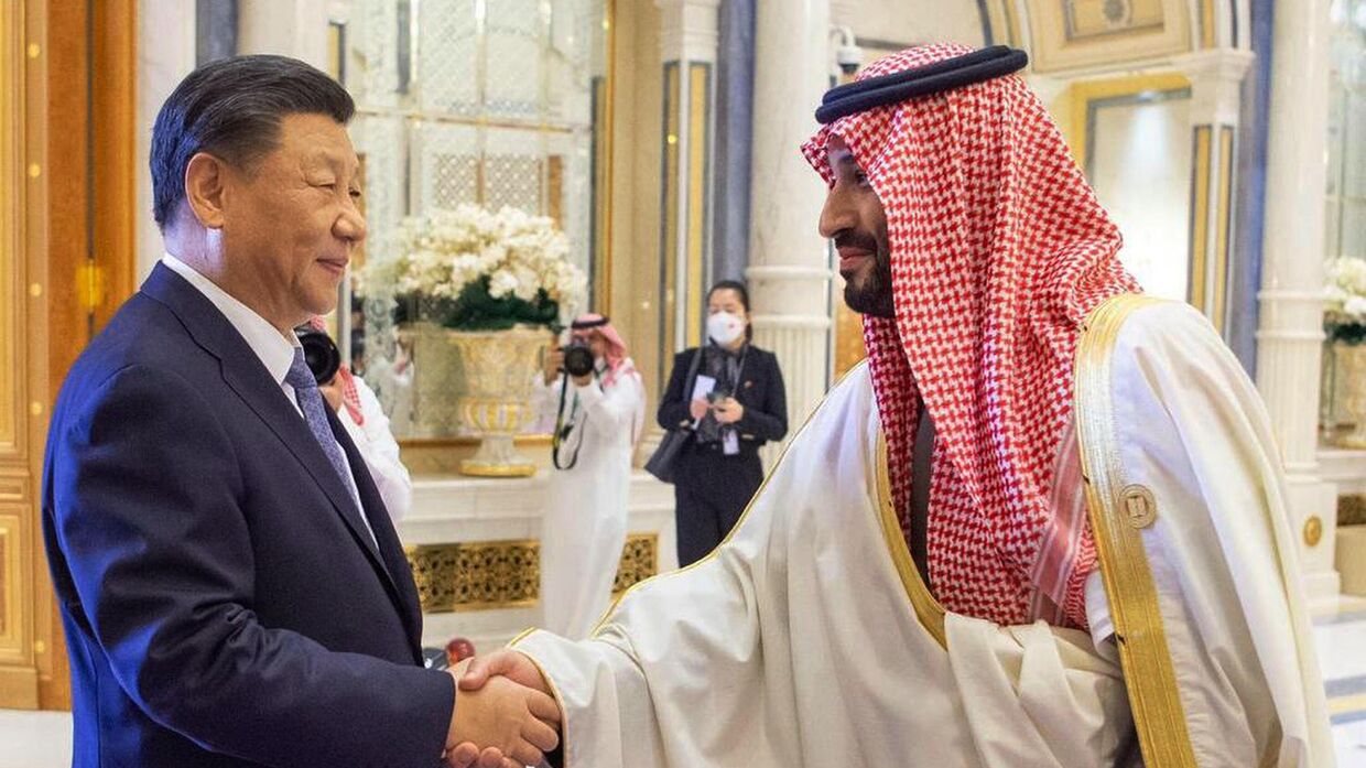 Председатель КНР Си Цзиньпин и наследный принц Саудовской Аравии Мухаммед бен Салман во время встречи в Эр-Рияде. 9 декабря 2022 года