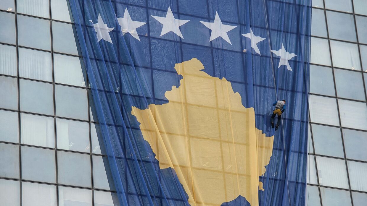 Флаг Косово на здании правительства в Приштине