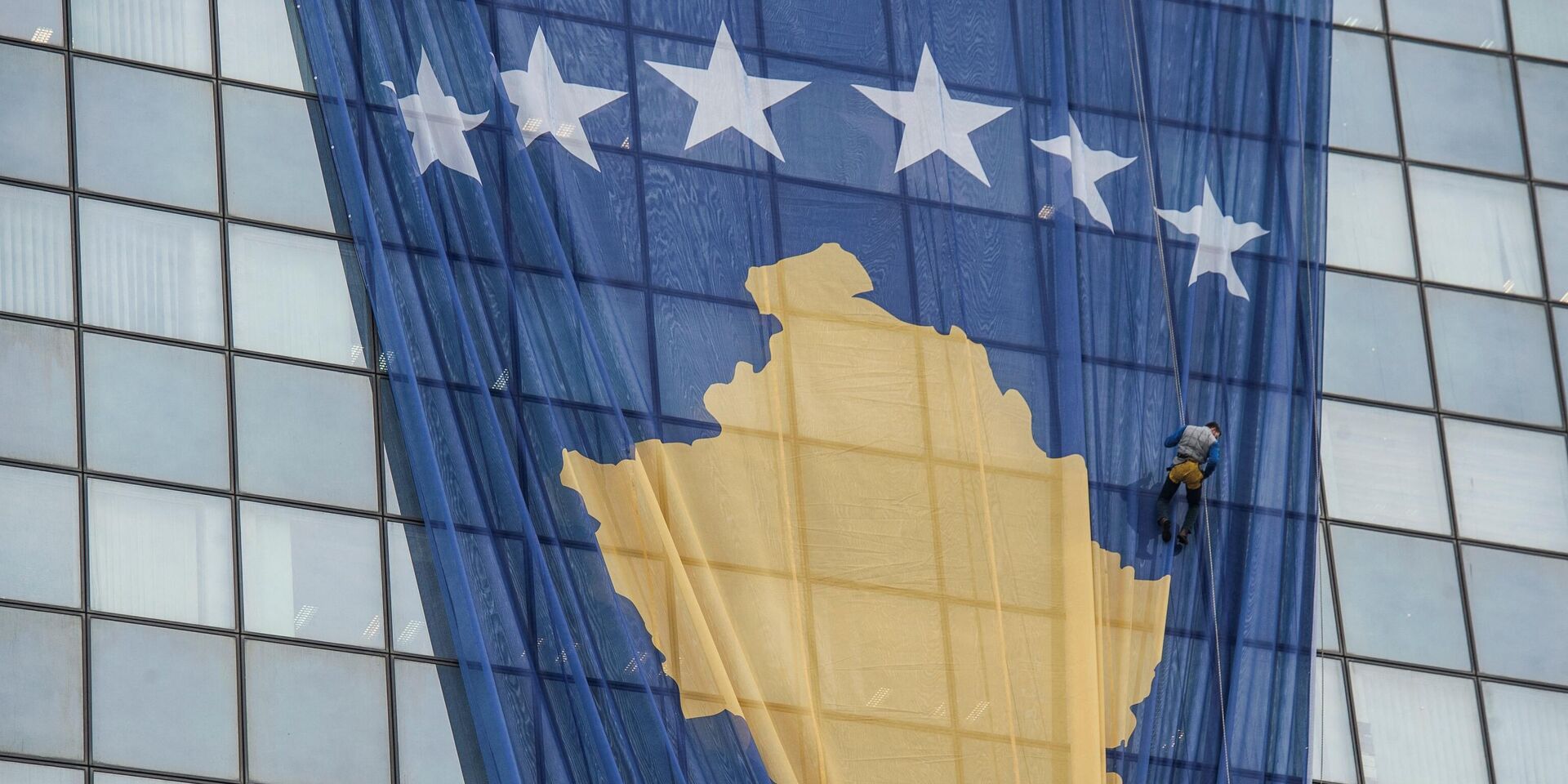 Флаг Косово на здании правительства в Приштине - ИноСМИ, 1920, 14.12.2022