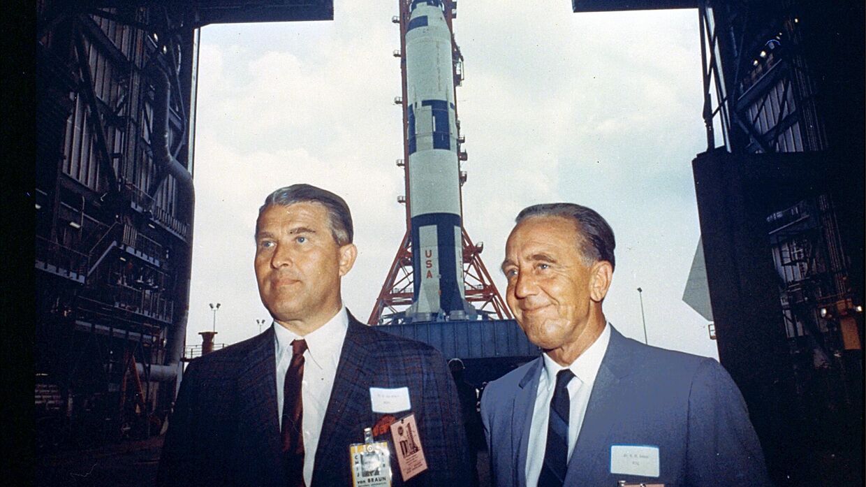 Вернер фон Браун и Курт Дебус принимают участие в запуске ракета-носителя Saturn 500F