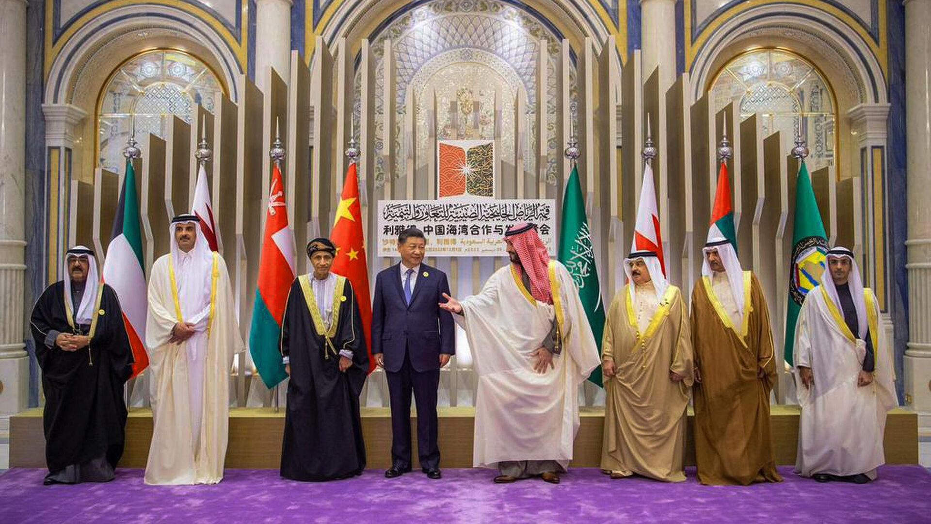 Председатель КНР Си Цзиньпин и наследный принц Саудовской Аравии Мухаммед бен Салман во время встречи в Эр-Рияде. 9 декабря 2022 года - ИноСМИ, 1920, 05.08.2023