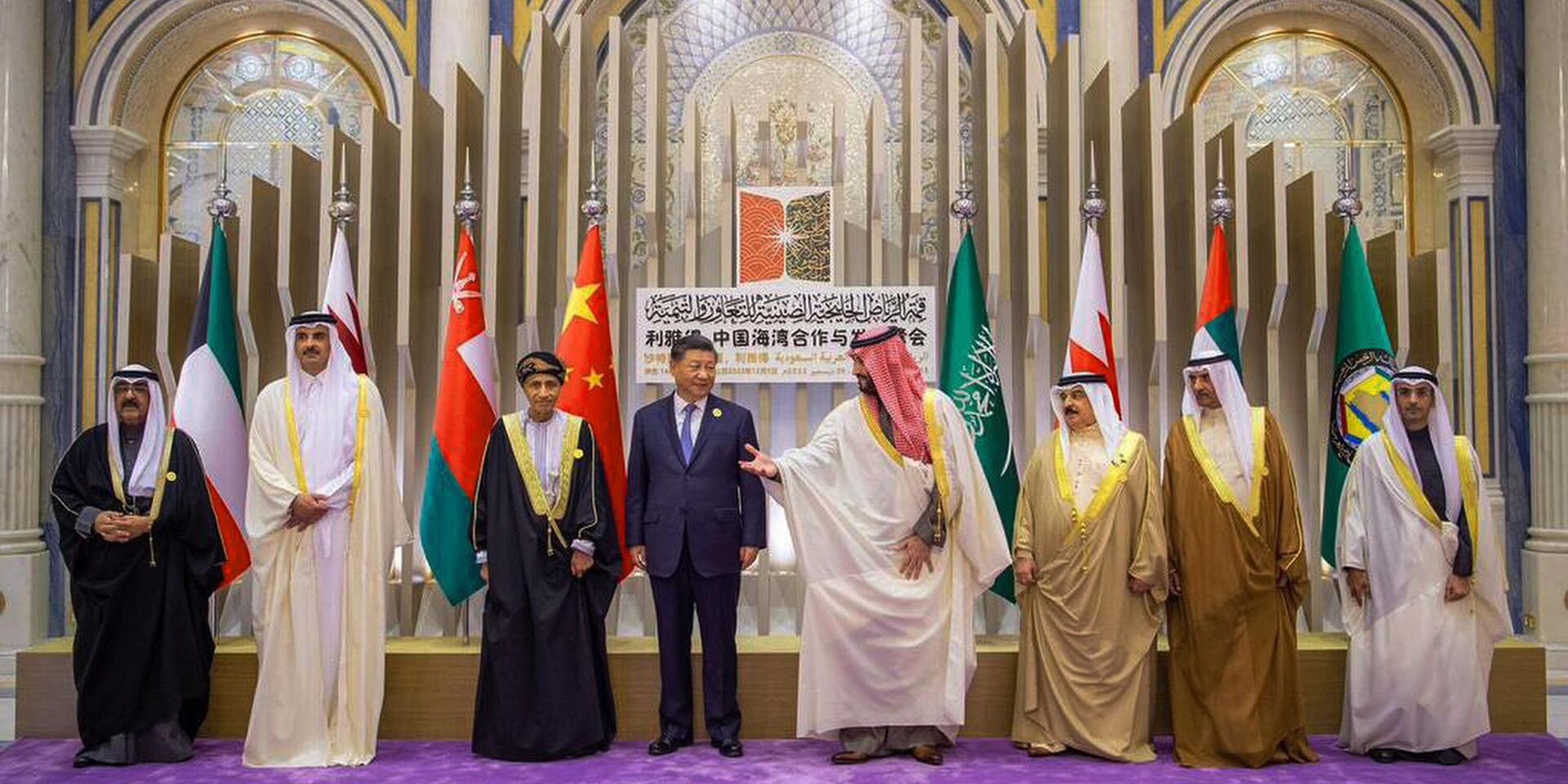 Председатель КНР Си Цзиньпин и наследный принц Саудовской Аравии Мухаммед бен Салман во время встречи в Эр-Рияде. 9 декабря 2022 года - ИноСМИ, 1920, 15.12.2022