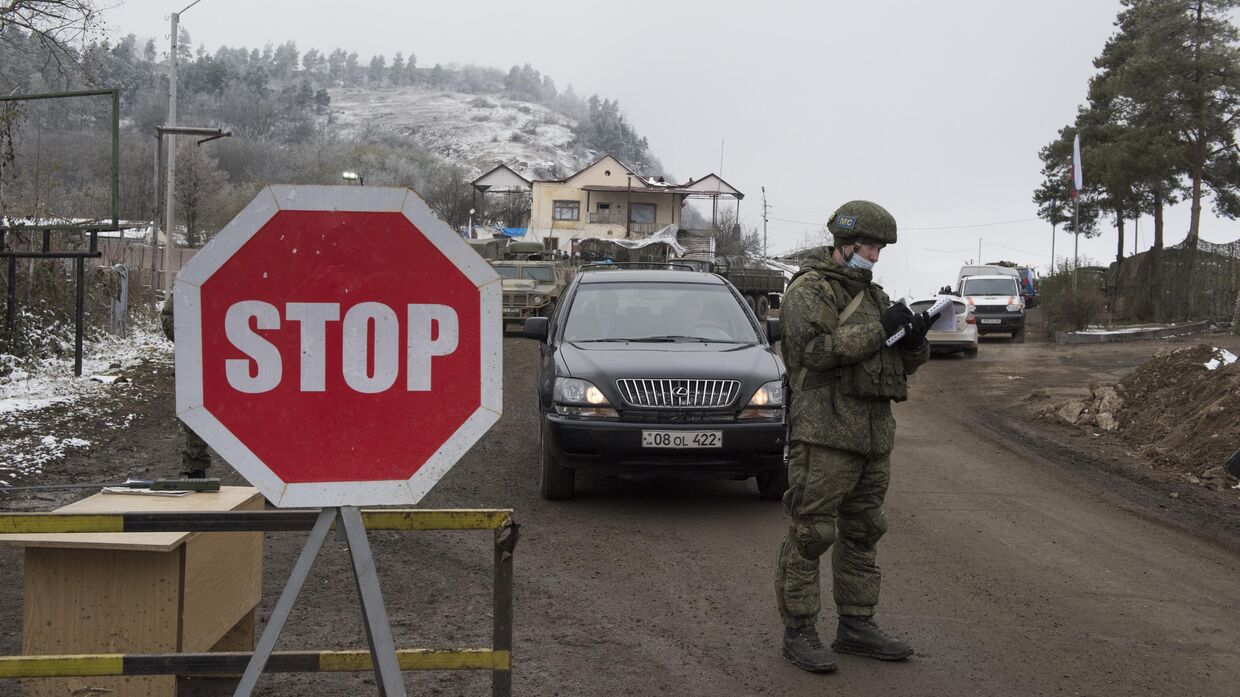 Блокпост российских миротворцев на въезде в город Шуша 