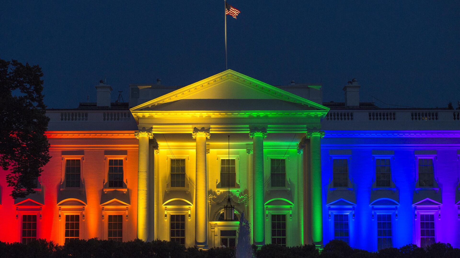 Белый дом, подсвеченный цветами флага ЛГБТ в Вашингтоне - ИноСМИ, 1920, 08.09.2023