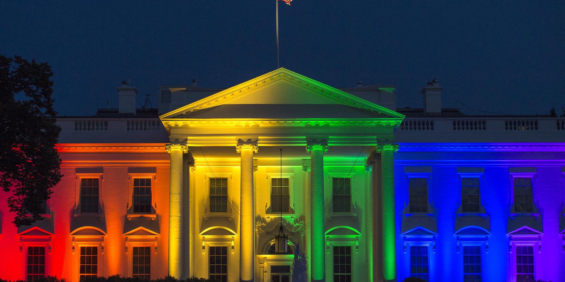 Белый дом, подсвеченный цветами флага ЛГБТ в Вашингтоне - ИноСМИ, 1920, 08.09.2023