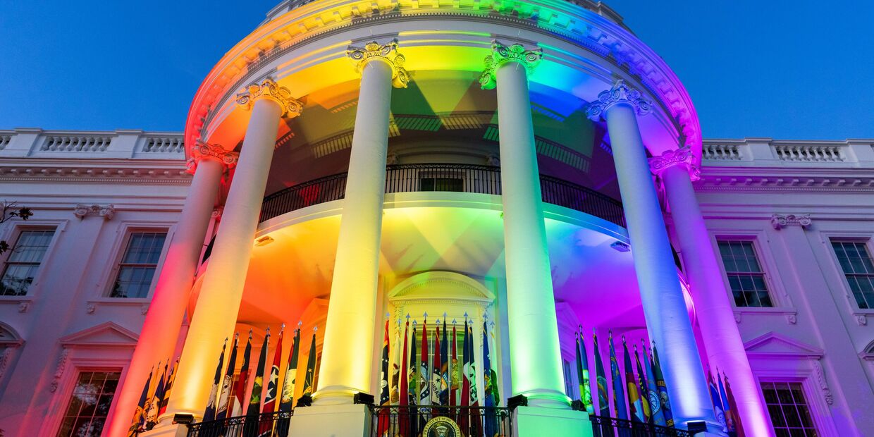 Белый дом, подсвеченный цветами флага ЛГБТ в Вашингтоне
