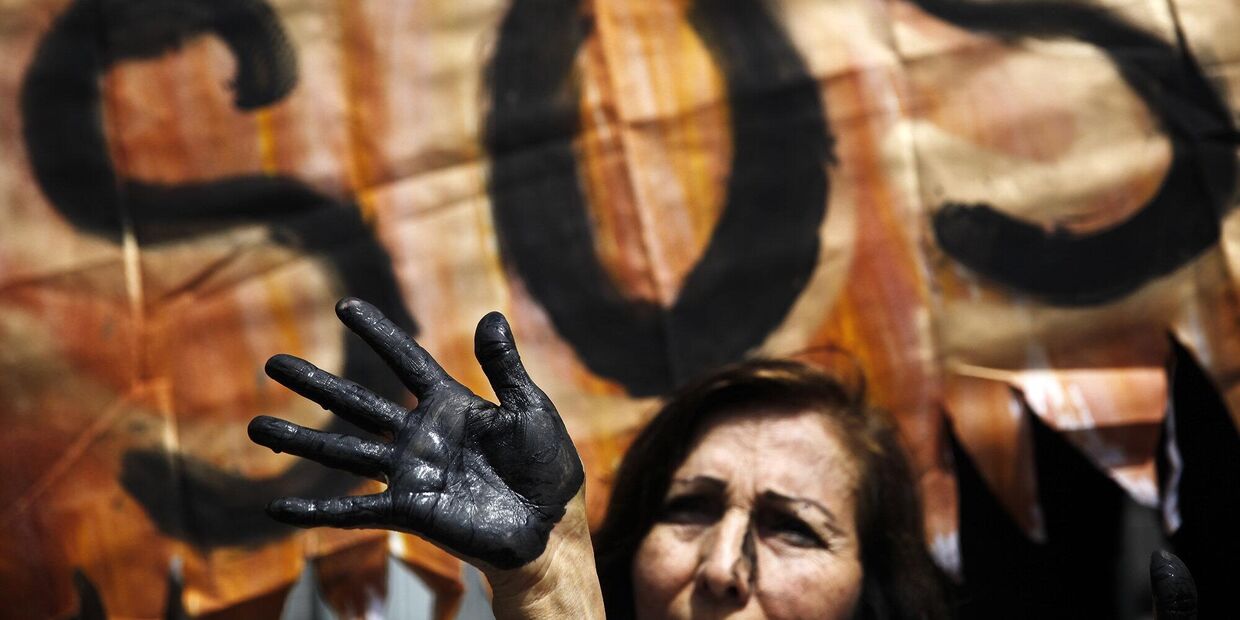Участники акции протеста с требованием принять меры по предотвращению разливов нефти в Лиме, Перу
