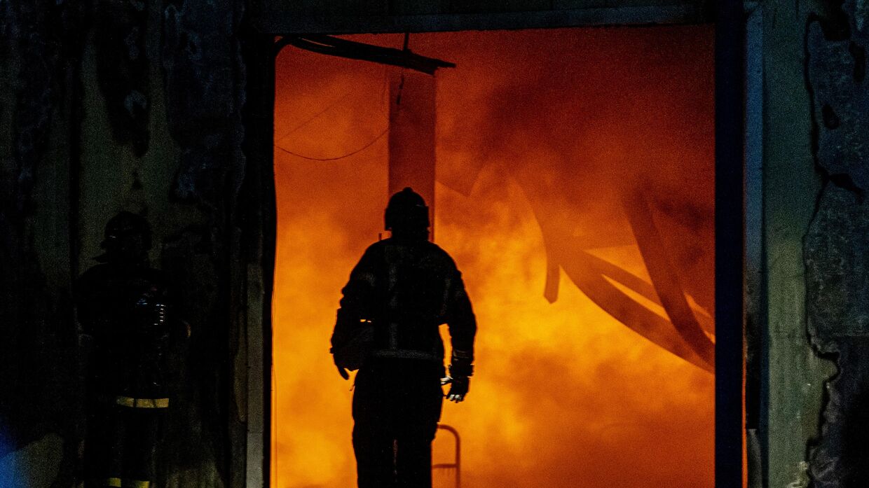 Крупный пожар на складе во Владивостоке