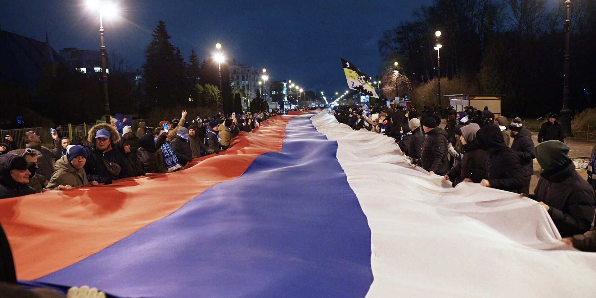 600-метровый сербско-российский флаг развернули в Санкт-Петербурге - ИноСМИ, 1920, 26.03.2023