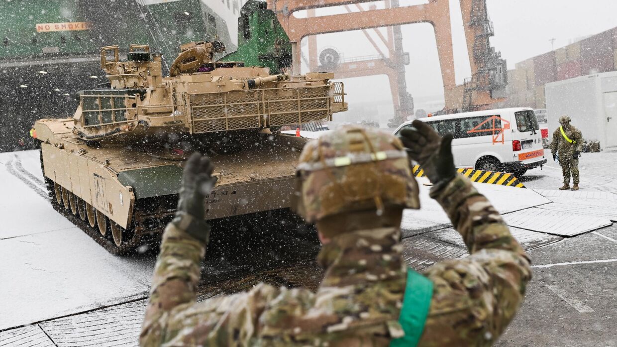 Разгрузка танка M1A2 Abrams в Гдыне, Польша. 3 декабря 2022 года