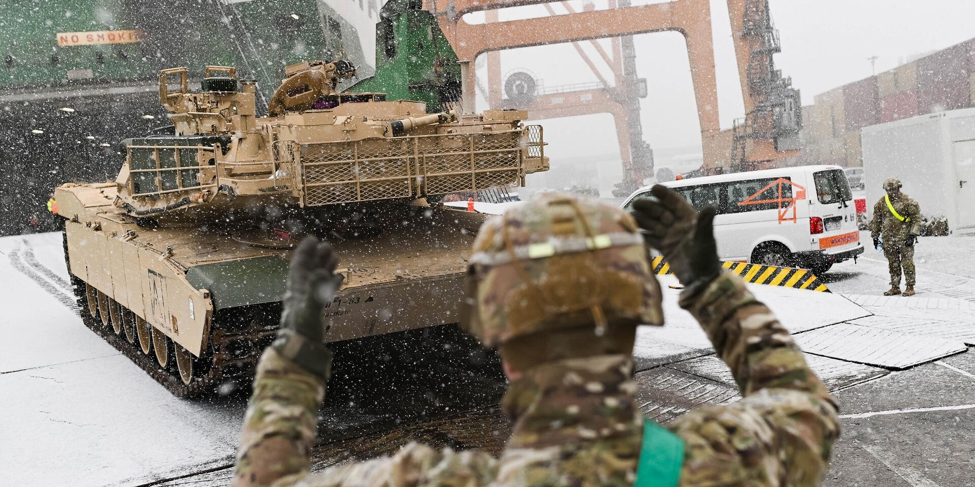 Разгрузка танка M1A2 Abrams в Гдыне, Польша. 3 декабря 2022 года - ИноСМИ, 1920, 19.12.2022