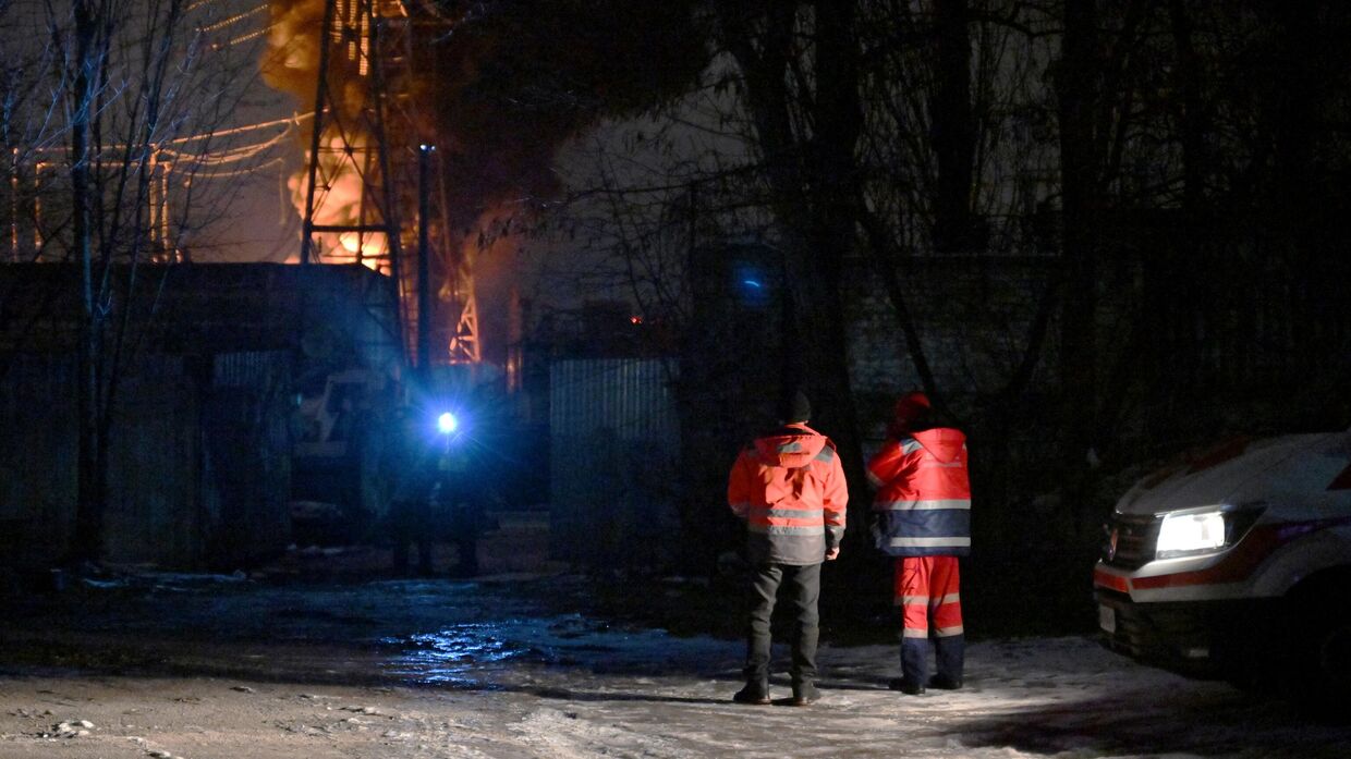 Спасатели на месте пожара на подстанции в Киеве, Украина. 19 декабря 2022 года