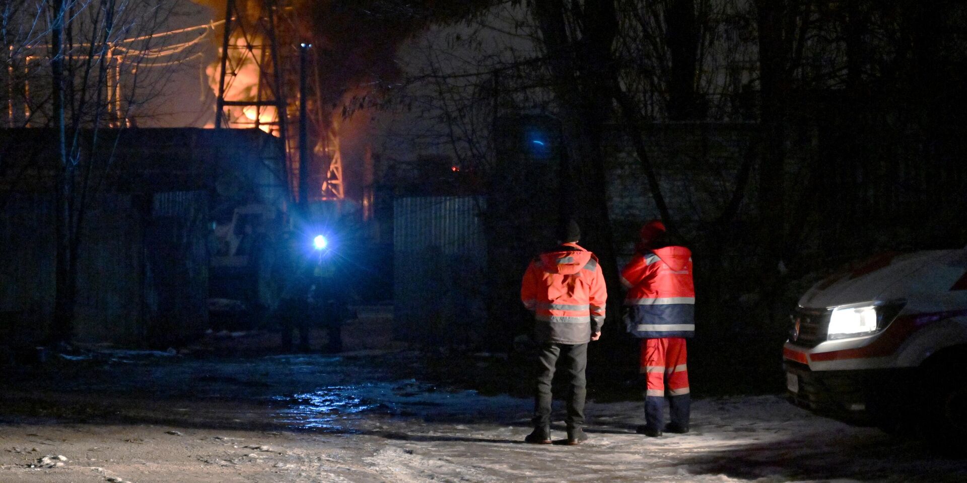 Спасатели на месте пожара на подстанции в Киеве, Украина. 19 декабря 2022 года - ИноСМИ, 1920, 19.12.2022