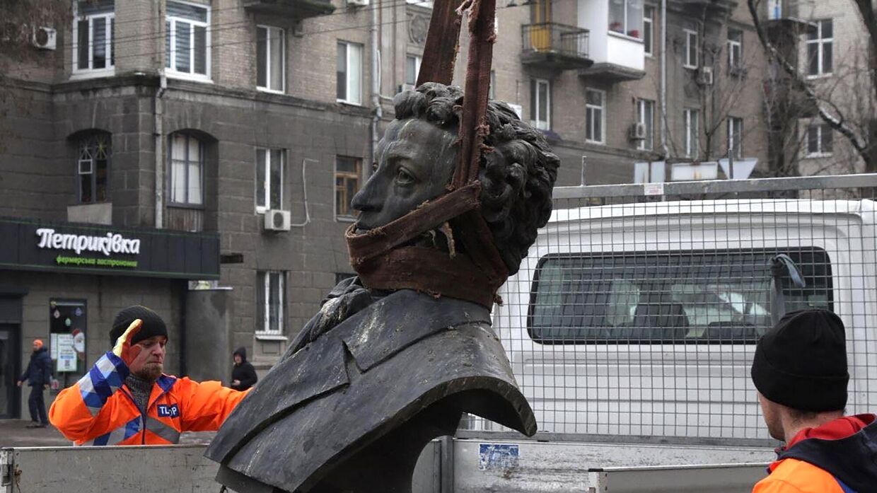 Демонтаж памятника Пушкину в Днепропетровске