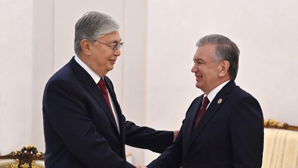 Президент Казахстана Касым-Жомарт Токаев (слева) и президент Узбекистана Шавкат Мирзиёев