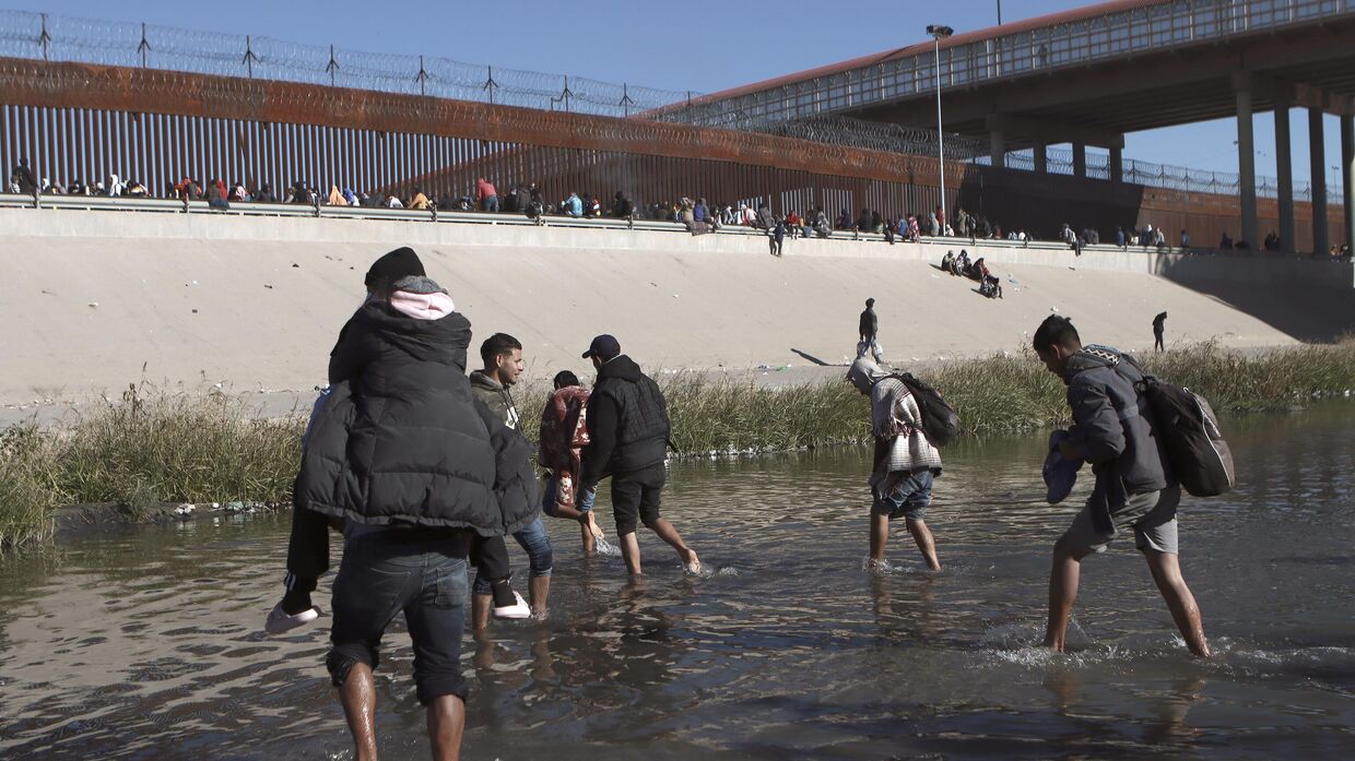 Мигранты на границе США и Мексики в  Сьюдад-Хуареса. 21 декабря 2022 года