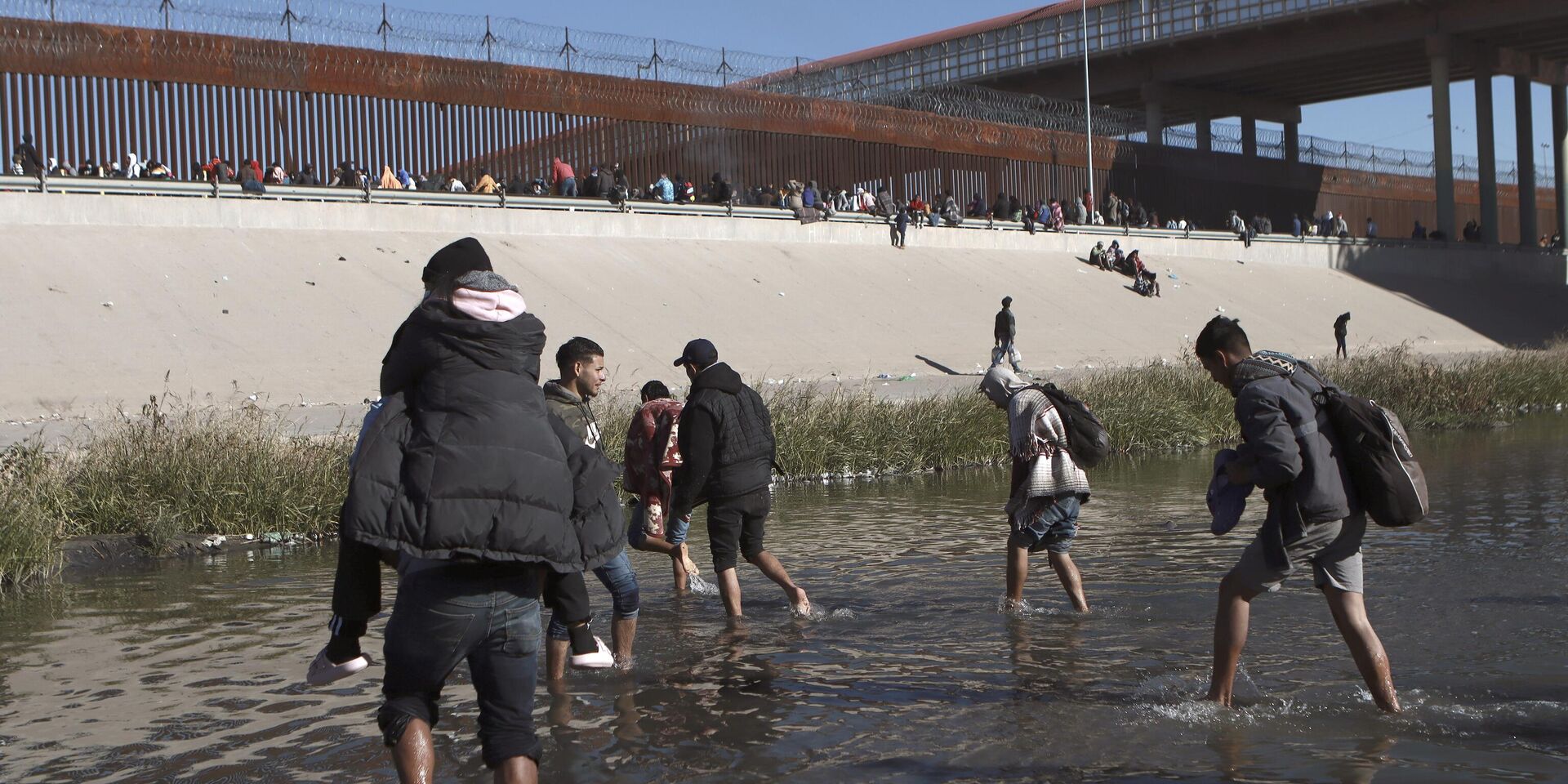 Мигранты на границе США и Мексики в  Сьюдад-Хуареса. 21 декабря 2022 года - ИноСМИ, 1920, 11.08.2023