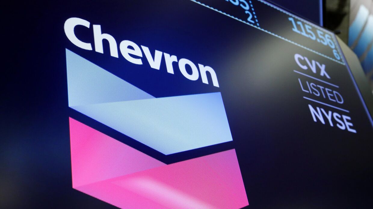 Логотип компании Chevron в зале Нью-Йоркской фондовой биржи