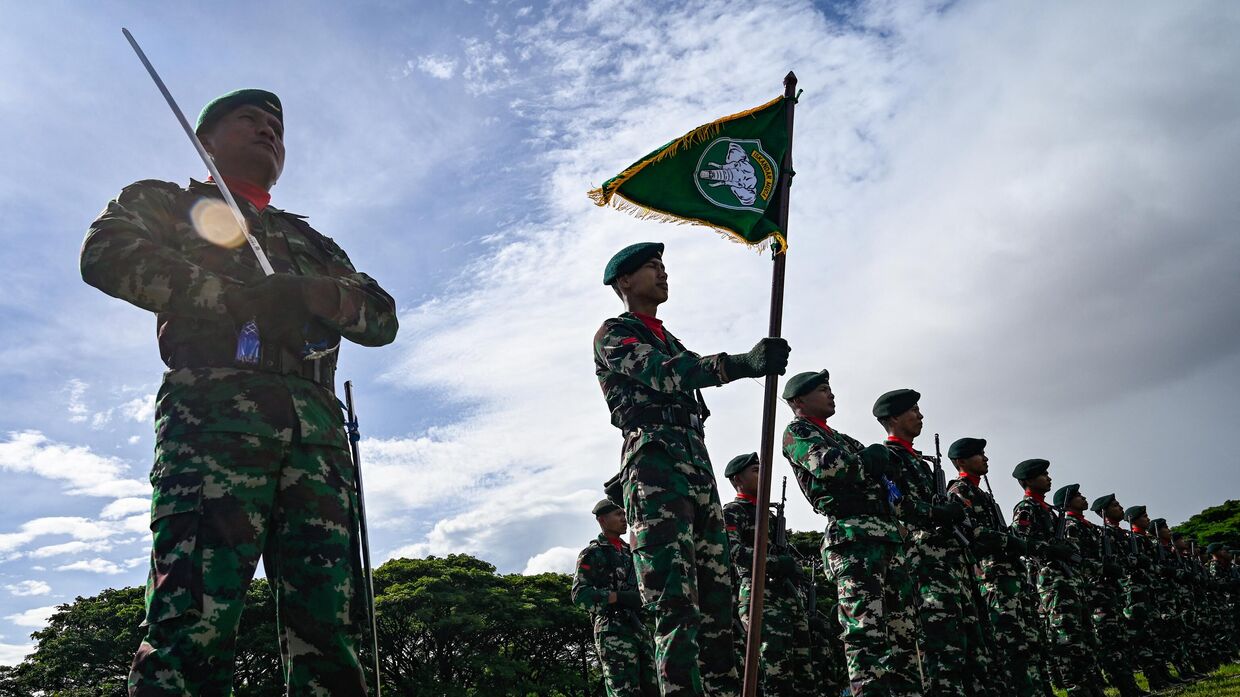 Индонезийские солдаты во время церемонии в Банда-Ачех